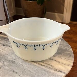 Pyrex 474 Cinderella Round Casserole dish in the Blue Snowflake Garland
